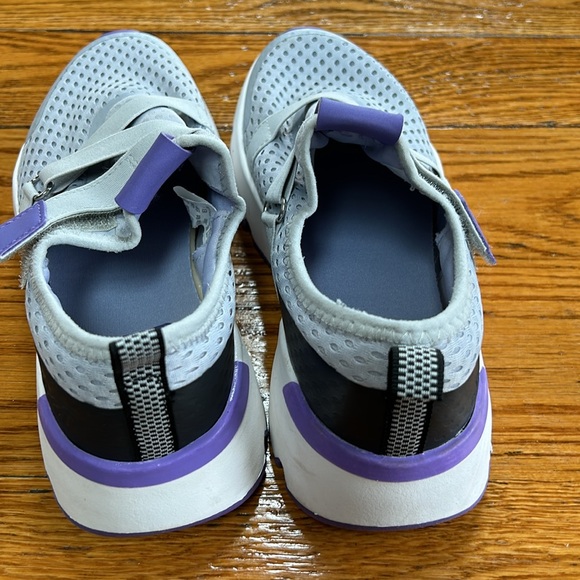 Avia women’s sneakers with Velcro strap closure. Size 8. - Picture 3 of 8